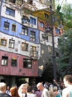 Здание Фриденсрайха Хундертвассера (архитектор, его именем оно и названо), социальный жилой дом. На крыше разбит парк для отдыха жильцо